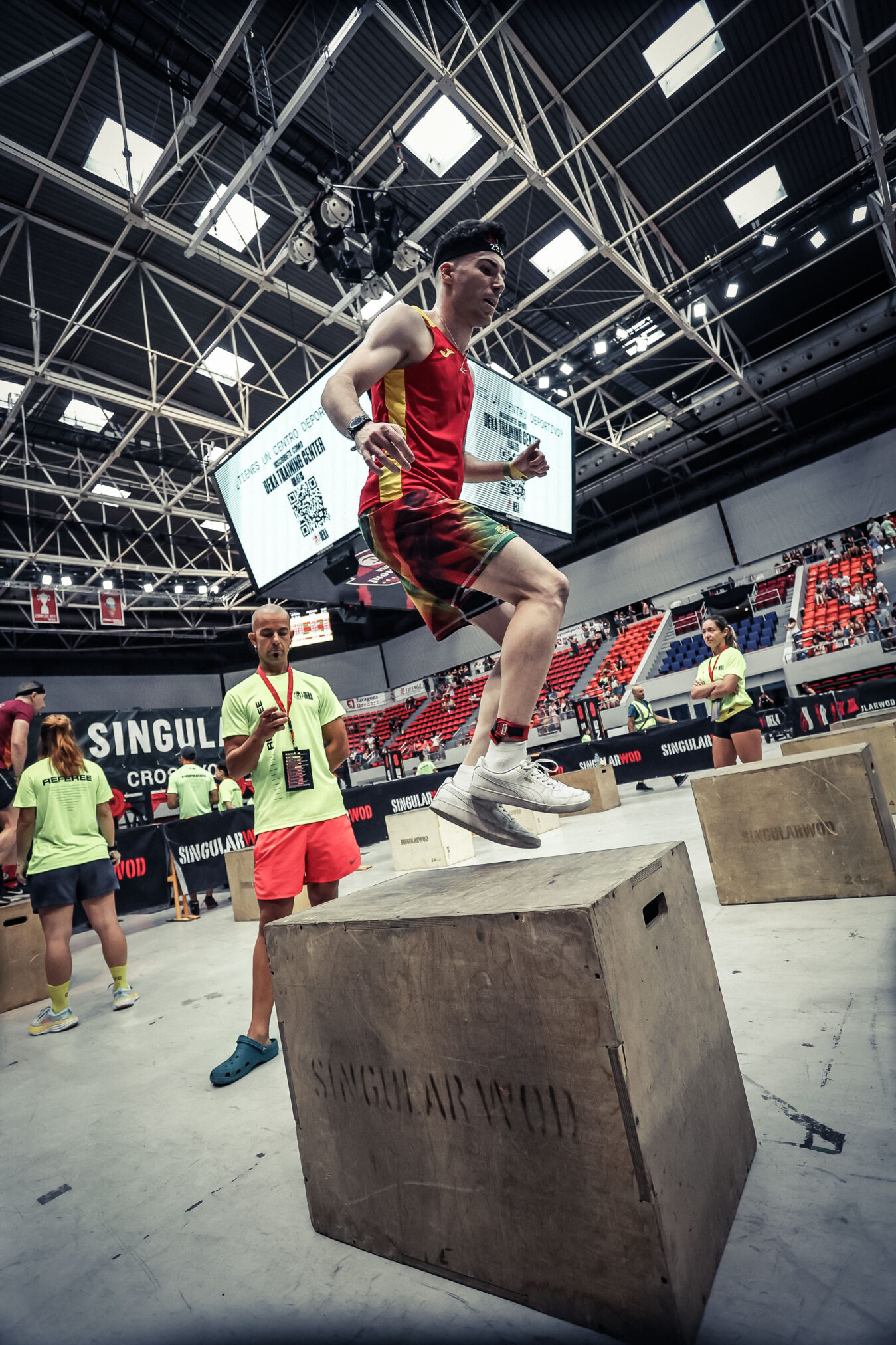 Atleta completando la prueba de los Box Jump Overs / Step Overs en fase de salto