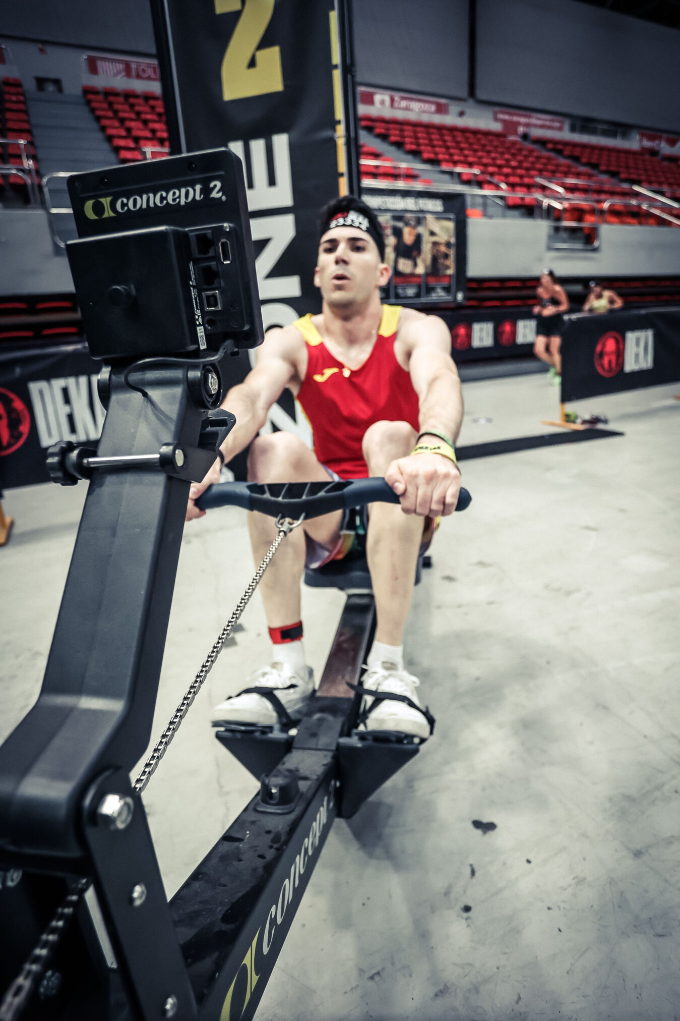 Atleta completando la prueba del remo en la fase de contracción