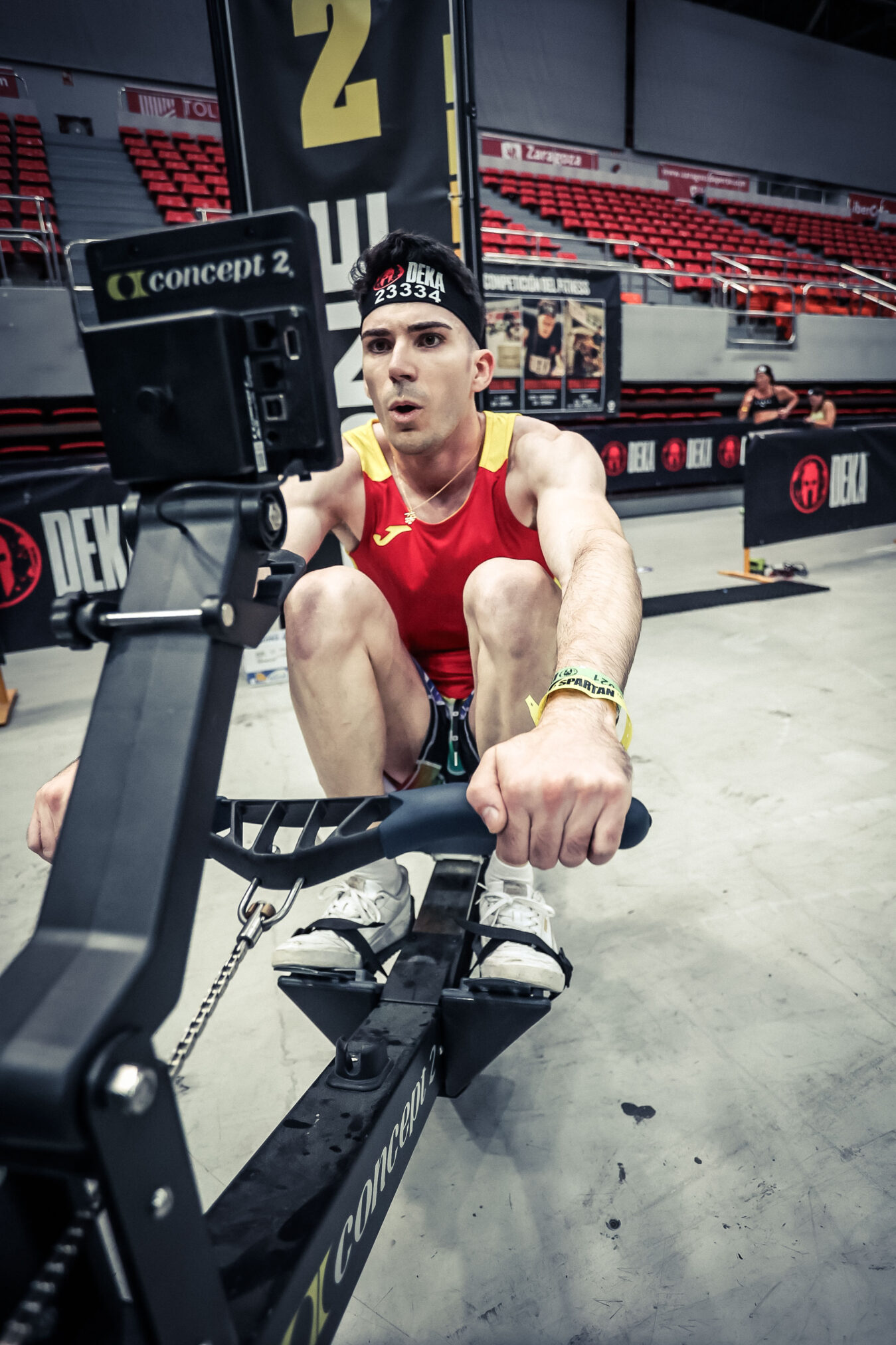 Atleta completando la prueba del remo en la fase de tracción