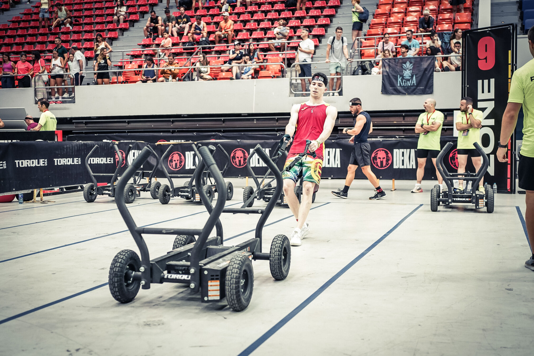 Atleta completando la prueba de los Tank Push/Pull en la fase de pull