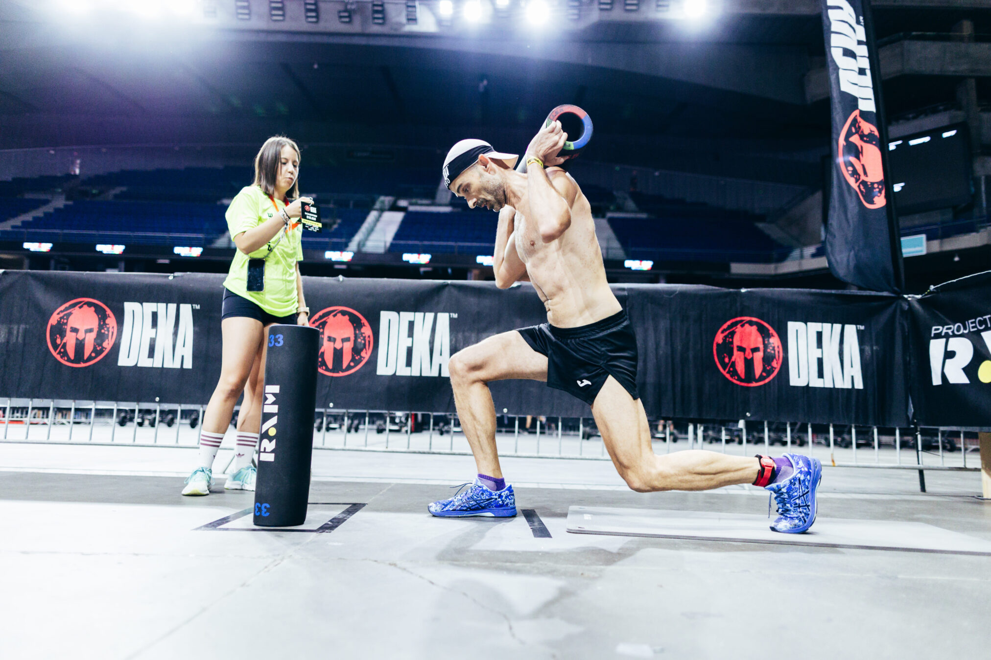 Atleta haciendo la prueba de los RAM Alt Reverse Lunges