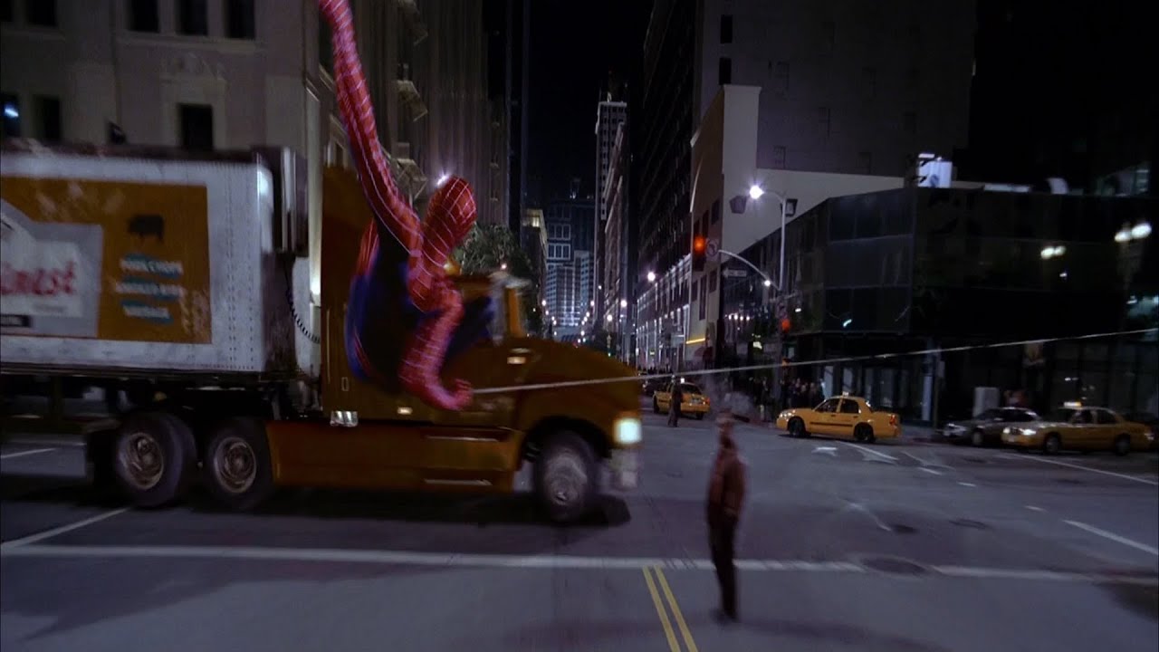 Spider-Man sorteando un camión mientras persigue a unos ladrones