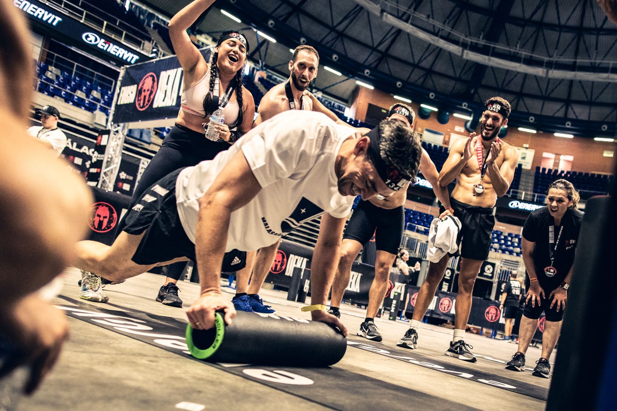 Atleta haciendo la prueba de DEKA de los RAM Burpees