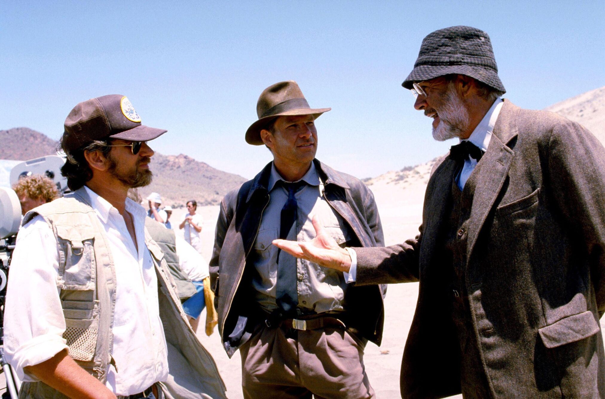 Fotografía de Steven Spielberg, Harrison Ford y Sean Connery en el rodaje de Indiana Jones