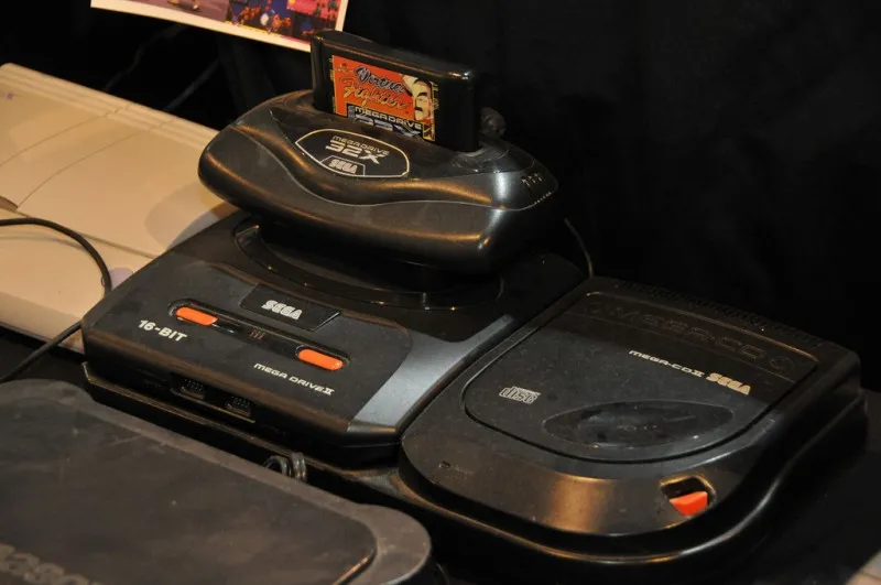 Sega Mega Drive 2 conectada a los periféricos 32X y Mega CD Sega Mega Drive 2 conectada a los periféricos 32X y Mega CD