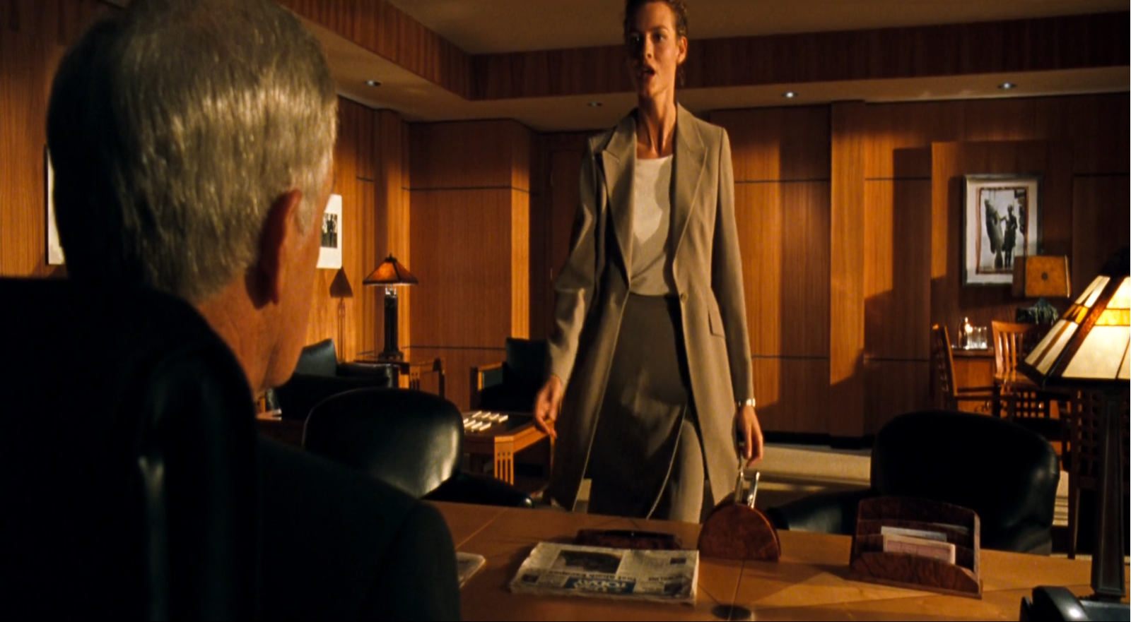 Escena de la Dr. Susan McAlester en la reunión con el directivo Russel Franklin en Deep Blue Sea (1999) Escena de la Dr. Susan McAlester en la reunión con el directivo Russel Franklin en Deep Blue Sea (1999)