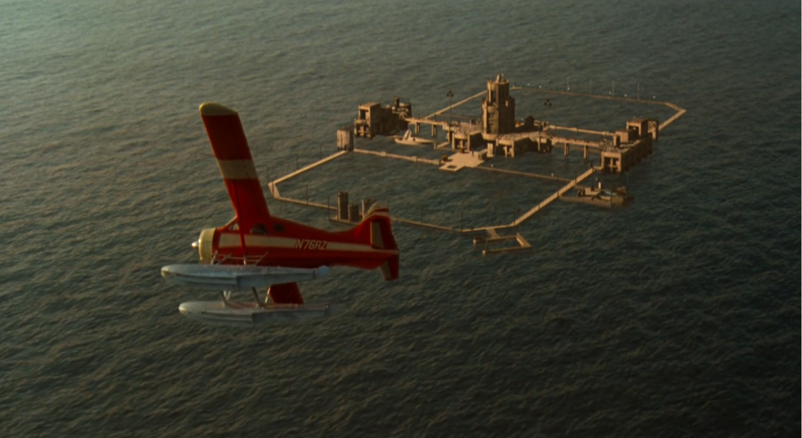 Hidroavión rojo volando alrededor de las instalaciones de Aquatica en Deep Blue Sea (1999) Hidroavión rojo volando alrededor de las instalaciones de Aquatica en Deep Blue Sea (1999)