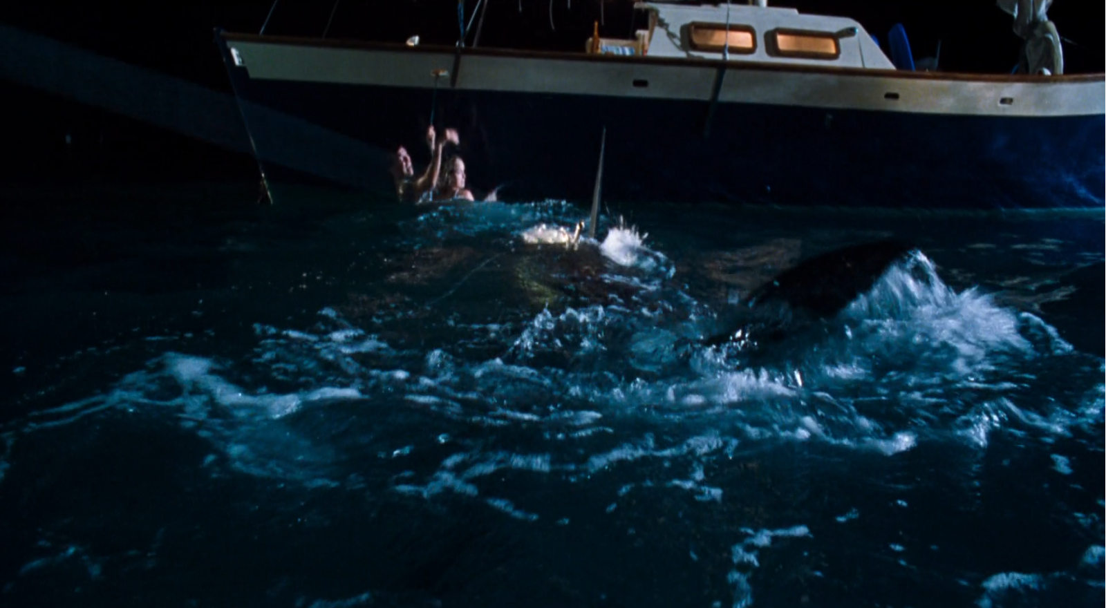 Escena inicial donde uno de los tiburones ataca un barco de turistas en Deep Blue Sea (1999) Escena inicial donde uno de los tiburones ataca un barco de turistas en Deep Blue Sea (1999)