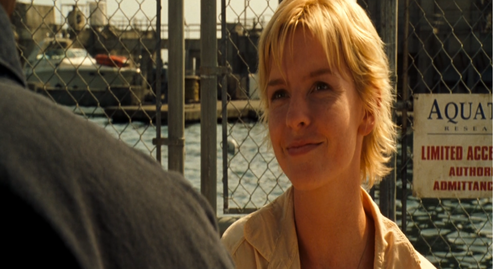 Jacqueline Mckenzie como la bióloga marina Janice Higgins en Deep Blue Sea (1999) Jacqueline Mckenzie como la bióloga marina Janice Higgins en Deep Blue Sea (1999)