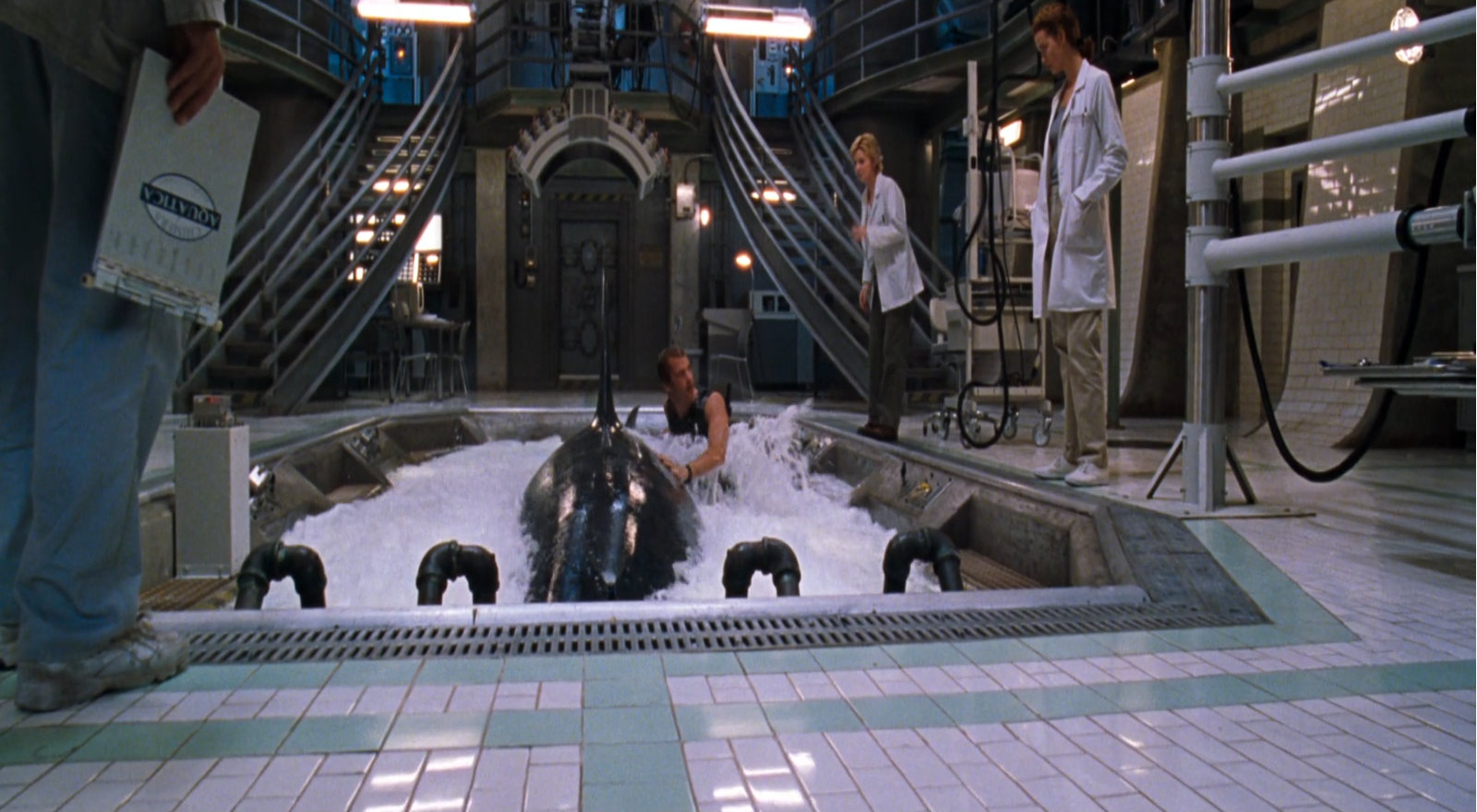 Escena del experimento científico en la película Deep Blue Sea (1999) Escena del experimento científico en la película Deep Blue Sea (1999)