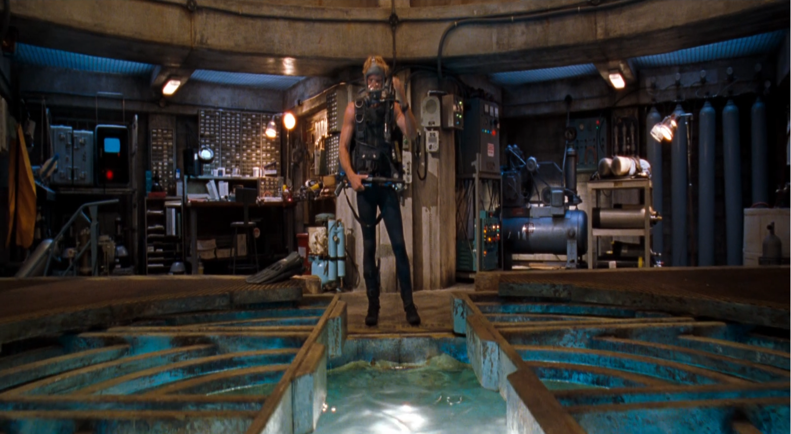 Carter Blake a punto de sumergirse en la piscina estabilizada en Deep Blue Sea (1999) Carter Blake a punto de sumergirse en la piscina estabilizada en Deep Blue Sea (1999)