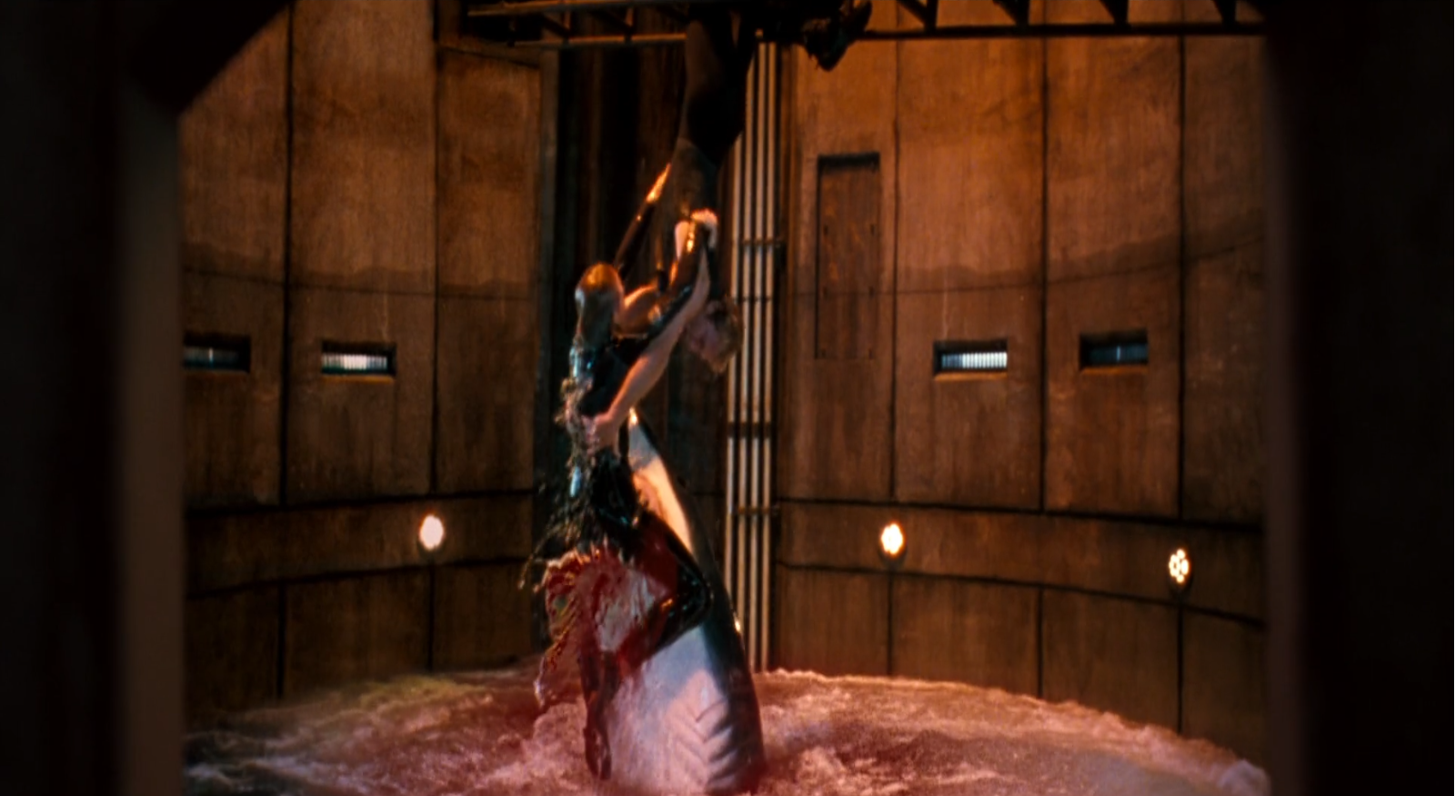 Janice Higgins siendo devorada por un tiburón en Deep Blue Sea (1999) Janice Higgins siendo devorada por un tiburón en Deep Blue Sea (1999)